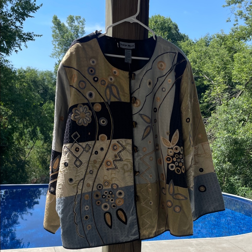 Artistic Embroidered Women's Blazer